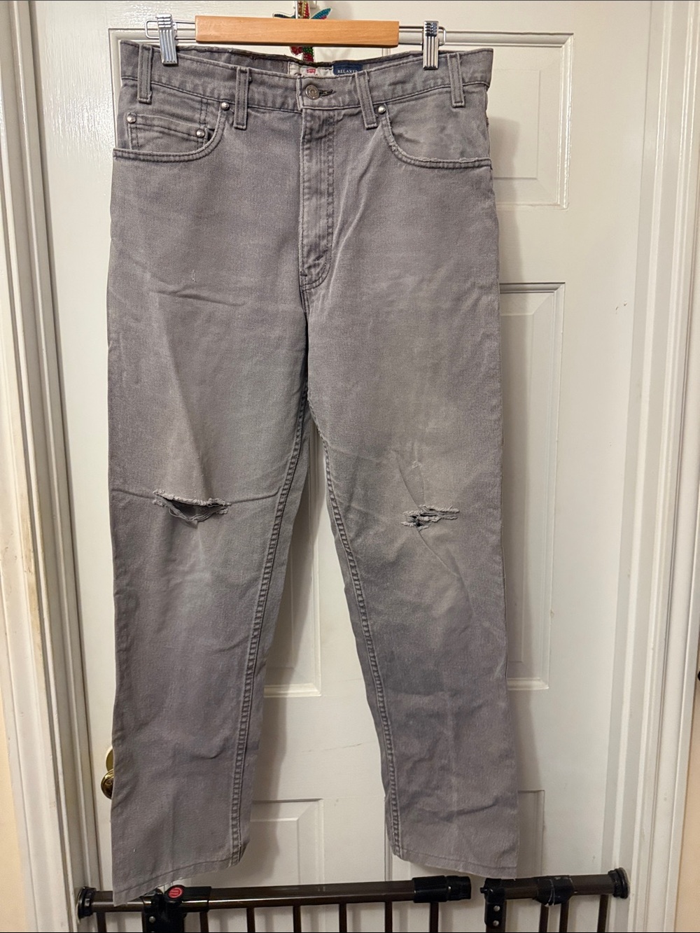 Levi's Men's Gray Straight Jeans with Knee Rips
